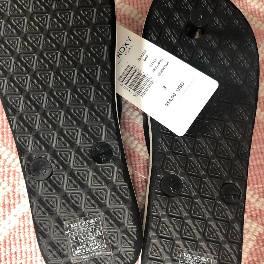 NWT Roxy Tribal Print Flip Flop Size 3. - Picture 2 of 3